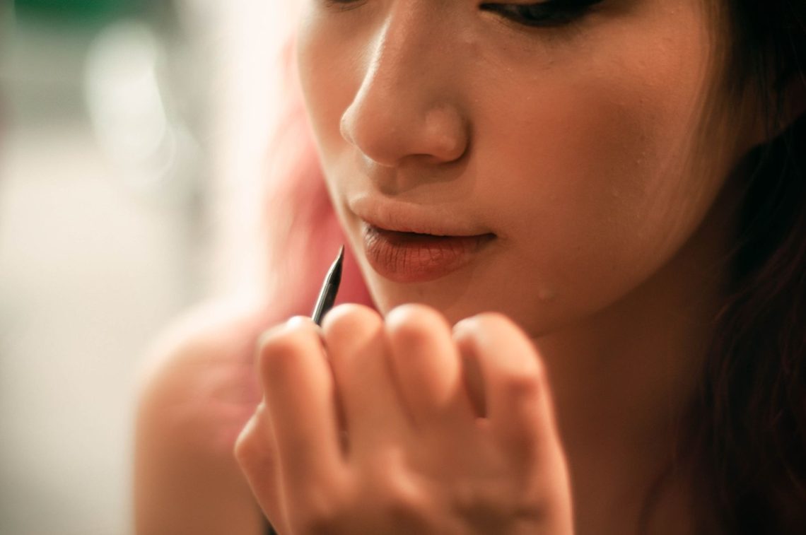Lip Liner Without a Hard Outline: A Small-Stroke Application Guide